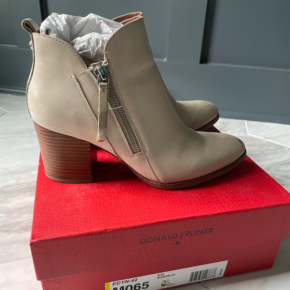 Donald Pliner size zip ankle booties